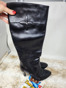 LOUIS VUITTON BLACK KNEE HIGH TALL LOGO LEATHER BOOTS - SIZE 41