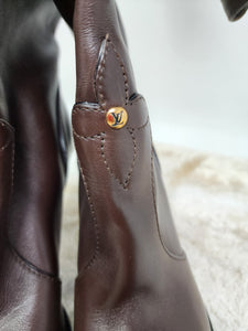 LOUIS VUITTON BROWN KNEE HIGH TALL LOGO LEATHER BOOTS - SIZE 41