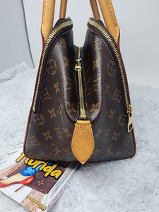 LOUIS VUITTON MONOGRAM MARAIS