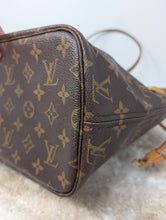 LOUIS VUITTON MONOGRAM NEVERFULL MM, RED INTERIOR