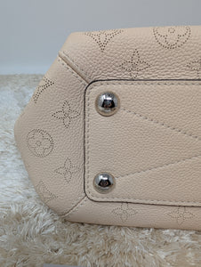 LOUIS VUITTON IVORY MAHINA BABYLONE BB CROSSBODY