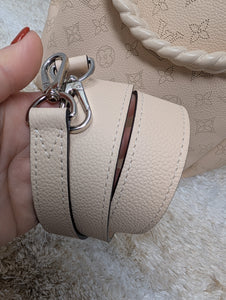 LOUIS VUITTON IVORY MAHINA BABYLONE BB CROSSBODY