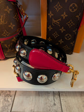 Gucci Maxi Stud Shoulder Strap in black leather with hibiscus red backing and gold-tone hardware