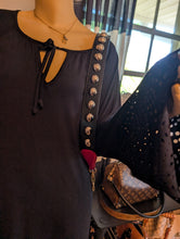 Gucci Maxi Stud Shoulder Strap in black leather with hibiscus red backing and gold-tone hardware