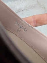 CHANEL CAMILIA CARD HOLDER, ROSE BEIGE