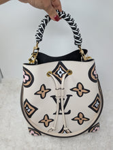 LOUIS VUITTON LIMITED EDITION WILD AT HEART NEONOE MM, LIKE NEW