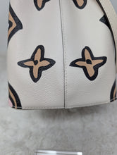 LOUIS VUITTON LIMITED EDITION WILD AT HEART NEONOE MM, LIKE NEW