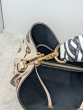 LOUIS VUITTON LIMITED EDITION WILD AT HEART NEONOE MM, LIKE NEW