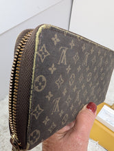 LOUIS VUITTON MINI LIN ZIPPY WALLET