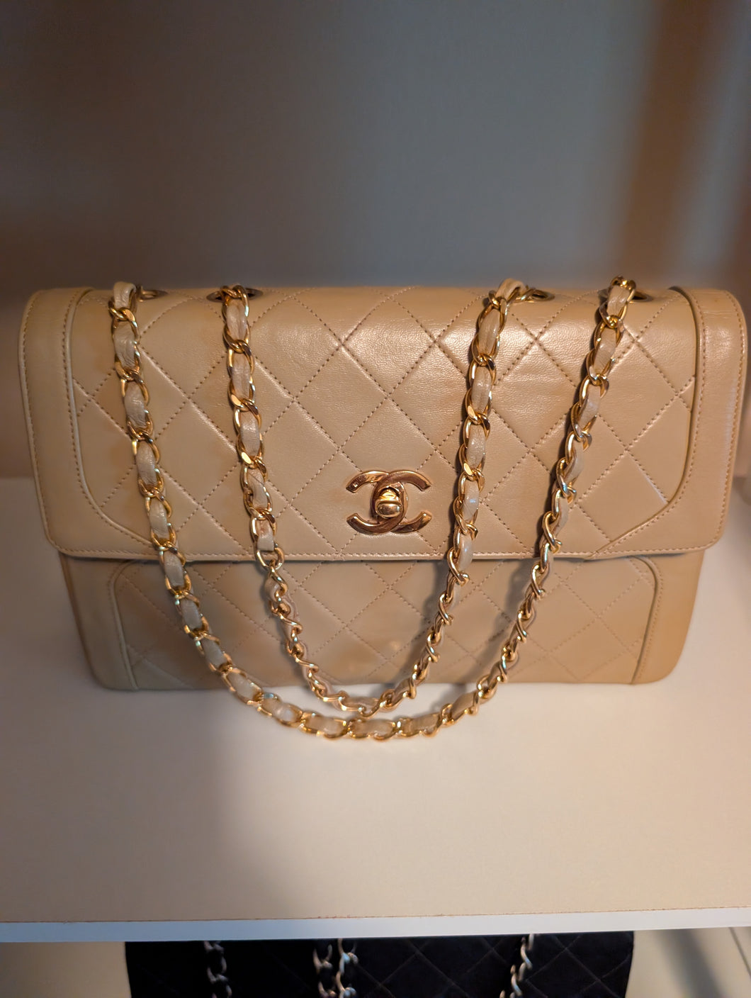 CHANEL VINTAGE FLAP