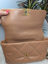 CHANEL 19 CARAMEL