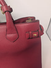 BURBERRY CRIMSON BANNER TOTE, EXCELLENT