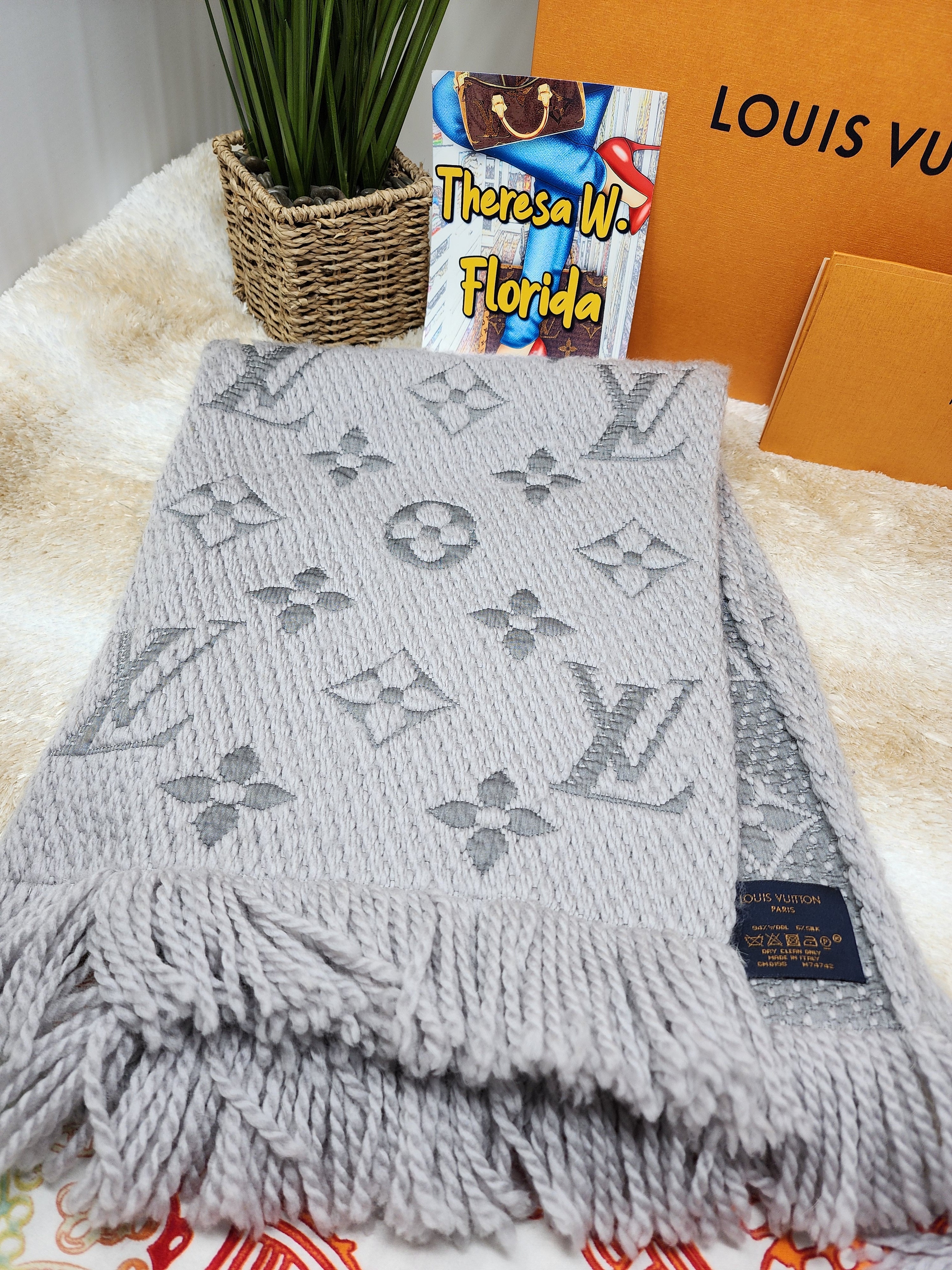 Shop Louis Vuitton Logomania scarf by importshopERUMU