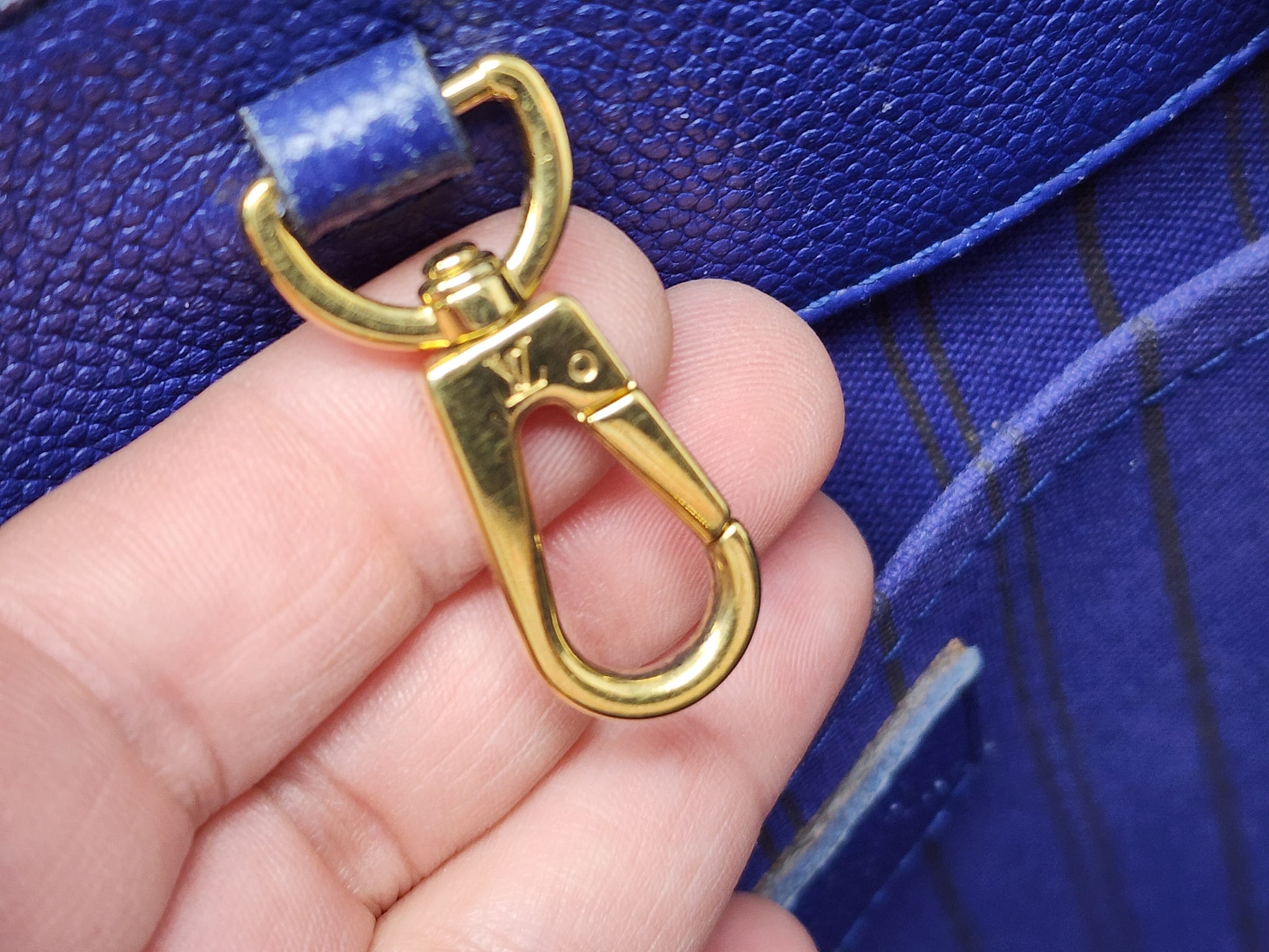 Louis Vuitton Monogram Empreinte Montaigne MM Blue Leather ref.361339 -  Joli Closet
