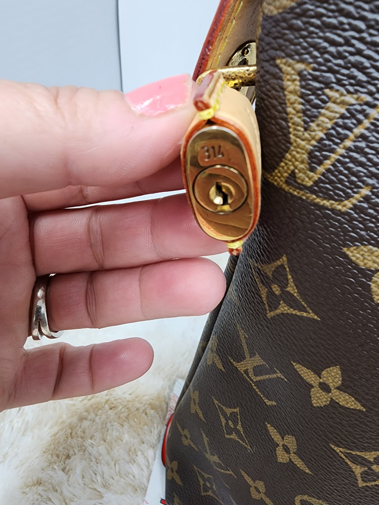 Louis Vuitton Lockit Handbag 331027